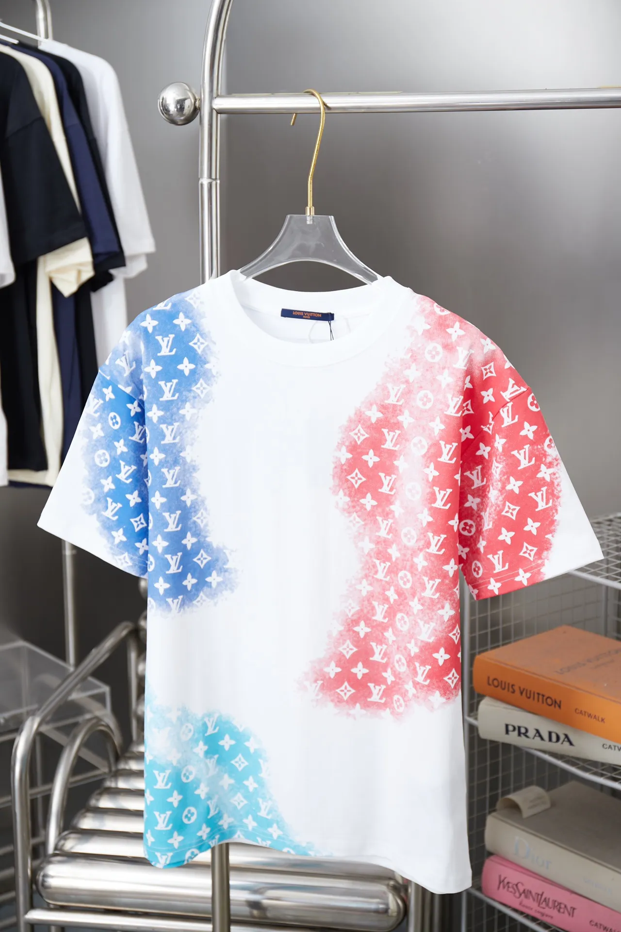🅿️190 1V 25SS early spring new style Colorful digital LV lettering short sleeves Light luxury essential item for daily commuting for men and women Correct version Welcome to compare Detailed features · 320g 100% pure cotton double yarn jersey fabric · Special thickened 32 pieces of double-strand 1X1 thread in the same cylinder custom dyeing · Positioned color digital LV lettering printing · Double needle stitching and cross-stitching technology · Original main mark, washed tag, brand moisture-proof paper packaging Color: black/white Size: S/M/L/XL